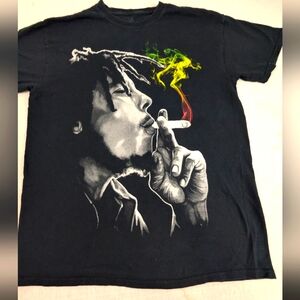 Bob Marley Smoking - Cool Graphic - Black Tee Size Medium